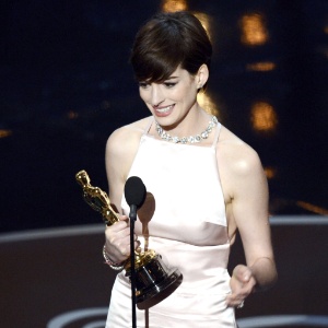 24.fev.2013 - Anne Hathaway discursa ao vencer como Melhor Atriz Coadjuvante por seu papel em "Os Miseráveis" - Getty Images