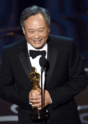 Ang Lee recebe o Oscar de melhor diretor por "Aventuras de Pi"