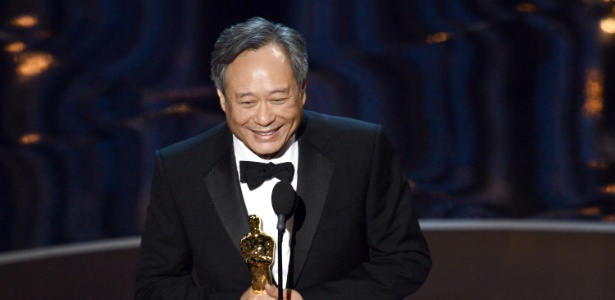Aplaudido de pé, Ang Lee recebe o prêmio de melhor diretor por "Aventuras de Pi" no Oscar 2013 - Getty Images