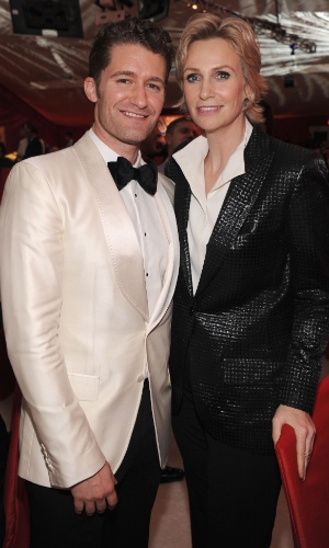 24.fev.2013 - Atores de "Glee", Matthew Morrison e Jane Lynch vão à festa que Elton John promoveu para promover campanha de combate à Aids, em Los Angeles