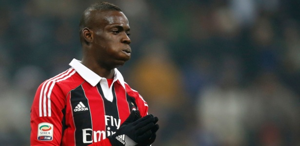Balotelli foi hostilizado pelos torcedores da Inter de Milão no clássico contra o Milan -  REUTERS/Tony Gentile
