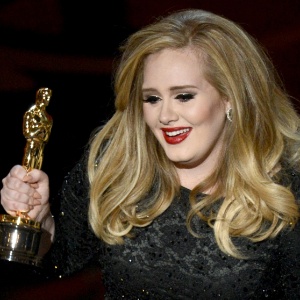 Adele segura a estatueta do Oscar 2013. Ela venceu na categoria de melhor canção por "Skyfall" - Getty Images