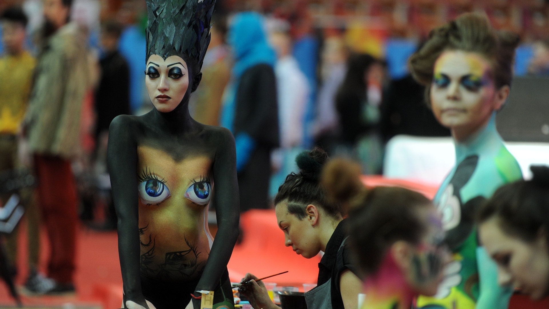 24.fev.2013 - Festival Nevskie Berega reúne mulheres com corpos pintados na cidade de São Petesburgo, na Rússia. As artistas fazem parte de um grupo que participa de feiras de beleza - AFP PHOTO / OLGA MALTSEVA