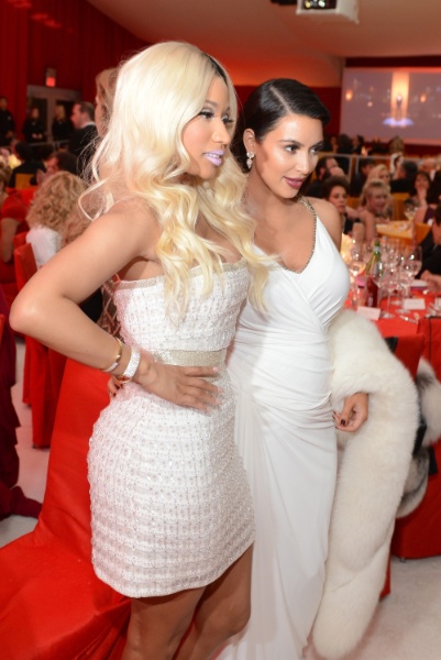 24.fev.2013 - Nick Minaj posa ao lado de Kim Kardashian, que está grávida de primeiro filho