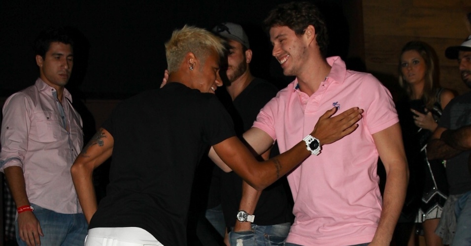 24.fev.2013 - O jogador de vôlei Bruninho cumprimenta Neymar em festa do craque do Santos, que comemora seus 21 anos