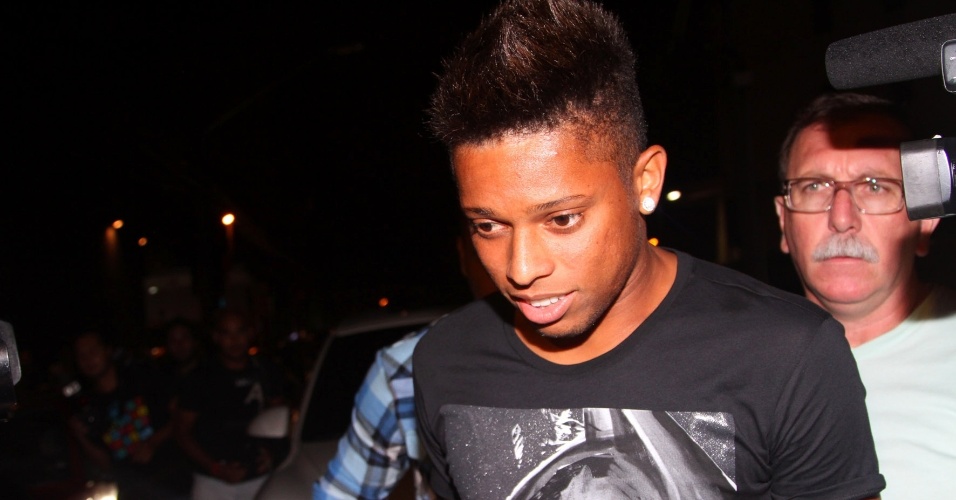 24.fev.2013 - O jogador do Santos, André, chega à festa do amigo, o atacante Neymar, no Vila Mix, em São Paulo