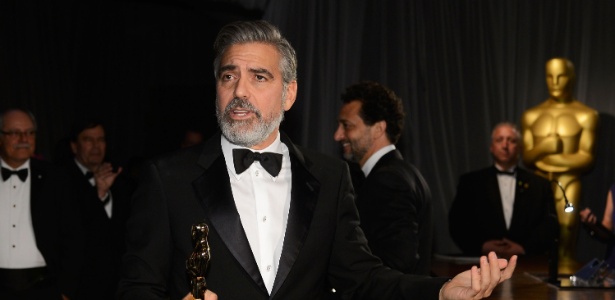 Segurando o Oscar ganho pelo filme "Argo", George Clooney participa do Baile dos Governadores - Getty Images