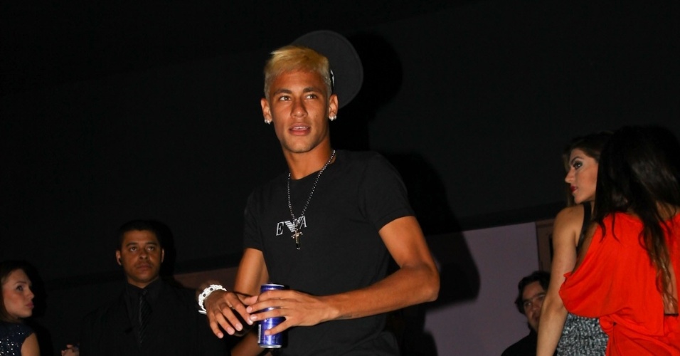 24.fev.2013 - Sem falar com a imprensa, Neymar chega à sua festa de aniversário no Vila Mix, em São Paulo