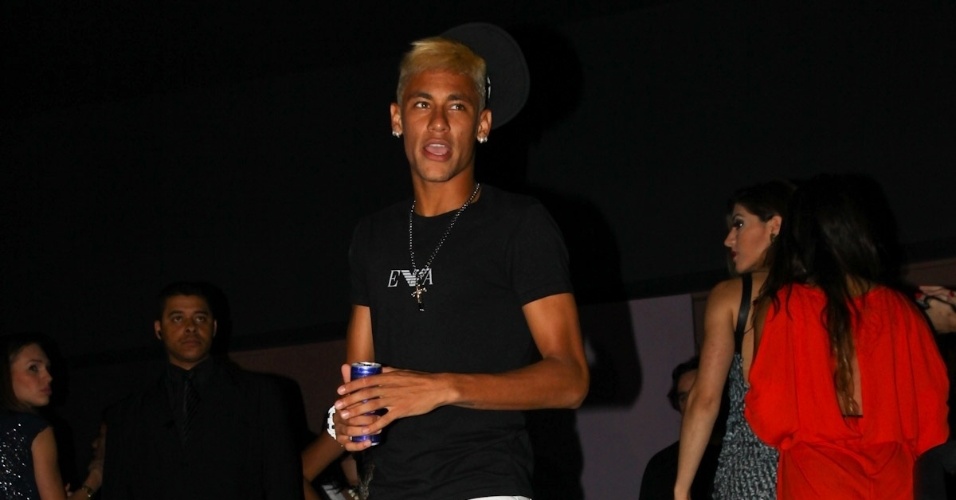 24.fev.2013 - Sem falar com a imprensa, Neymar chega à sua festa de aniversário no Vila Mix, em São Paulo