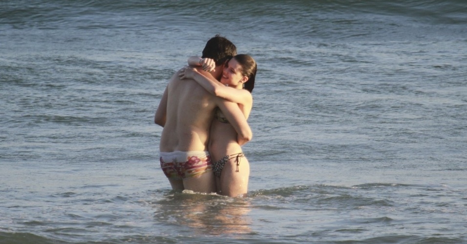 25.fev.2013 - A atriz Bruna Linzmeyer toma banho de mar na praia da Barra da Tijuca no Rio de Janeiro ao lado do namorado