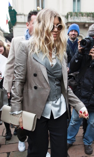 25.fev.2013 - A cantora Fergie vai às compras na loja para bebês da grife Armani em Milão, Itália