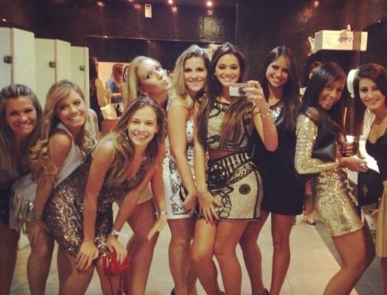 25.fev.2013 - Acompanhada de várias amigas, Bruna Marquezine tira foto no banheiro da balada onde aconteceu a festa de aniversário do jogador de futebol, Neymar, em São Paulo
