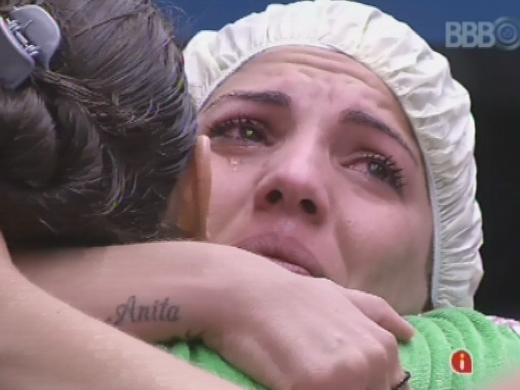 25.fev.2013 - Anamara chora e abraça Andressa. Ela se emocionou ao receber um presente da paranaense