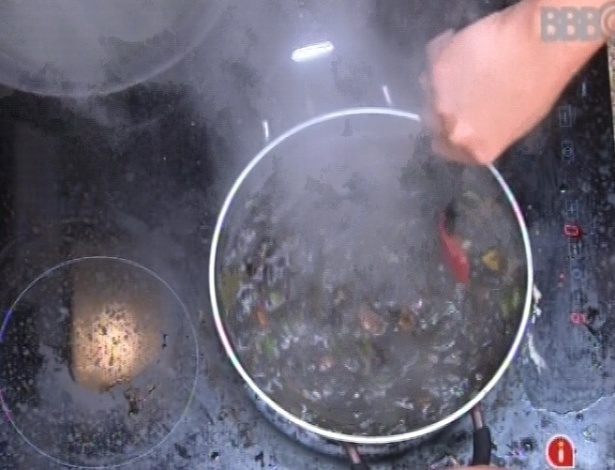 25.fev.2013 - Anamara cozinha feijão com bastante tempero para a xepa