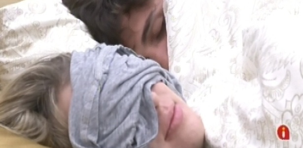 25.fev.2013 - Após toque de despertar, André e Fernanda voltam a dormir no quarto do líder
