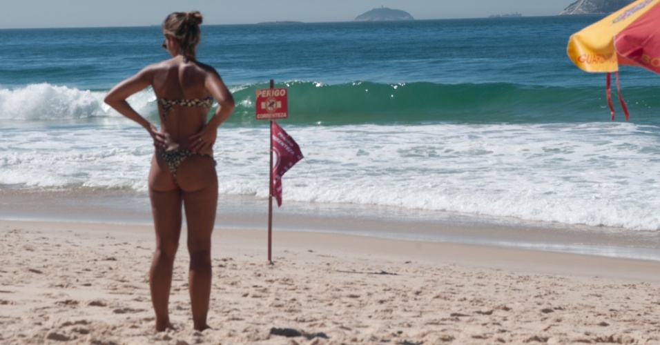 25.fev.2013 - Banhistas aproveitam o calor na praia do Leblon, na zona sul do Rio de Janeiro, na manhã desta segunda-feira (25). O dia deve ser de sol, com aumento de nuvens pela manhã. Podem ocorrer pancadas de chuva à tarde e à noite. A temperatura máxima prevista é de 38ºC e a mínima de 22ºC
