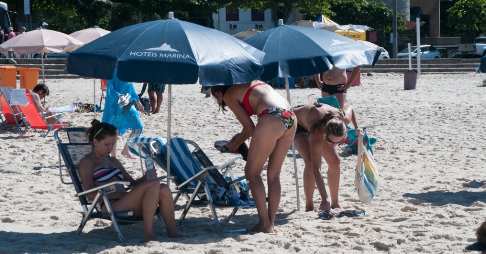 25.fev.2013 - Banhistas aproveitam o calor na praia do Leblon, na zona sul do Rio de Janeiro, na manhã desta segunda-feira (25). O dia deve ser de sol, com aumento de nuvens pela manhã. Podem ocorrer pancadas de chuva à tarde e à noite. A temperatura máxima prevista é de 38ºC e a mínima de 22ºC