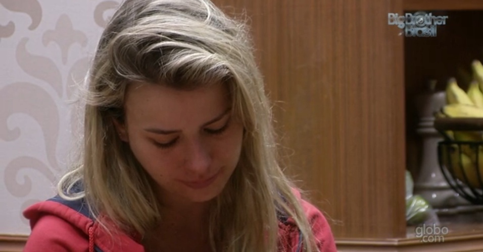 25.fev.2013 - Fernanda chora após discussão entre Marcello e André