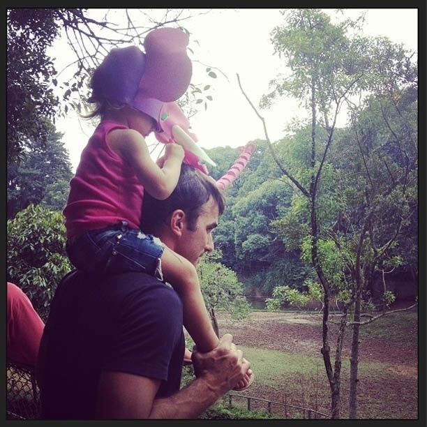 25.fev.2013 - Guilherme Arruda carrega a filha mais velha nos ombros
