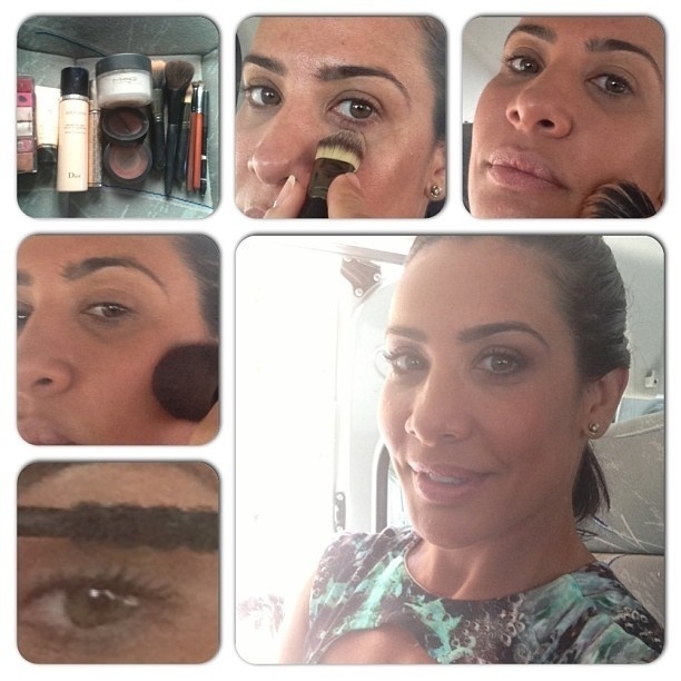 25.fev.2013 - Scheila Carvalho faz maquiagem dentro do carro