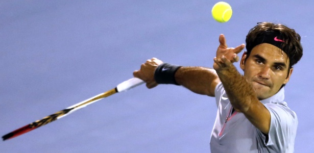 Federer se prepara para sacar em jogo contra Malek Jaziri, sua principal arma na estreia em Dubai - KARIM SAHIB/AFP