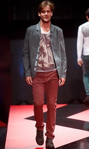 Modelo desfila look da Stanley no Mega Polo Moda para o Inverno 2013 (25/02/2013) - Alexandre Schneider/UOL