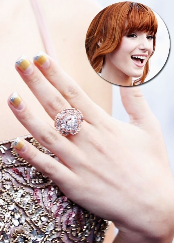 14.ago.2011 - A atriz Bella Thorne usou as unhas de formato longo e quadradinho com três faixas de esmalte: nude na base, dourado no meio e com glitter prateado nas pontinhas para ir ao VH1 Do Something Awards - Getty Images/Montagem UOL