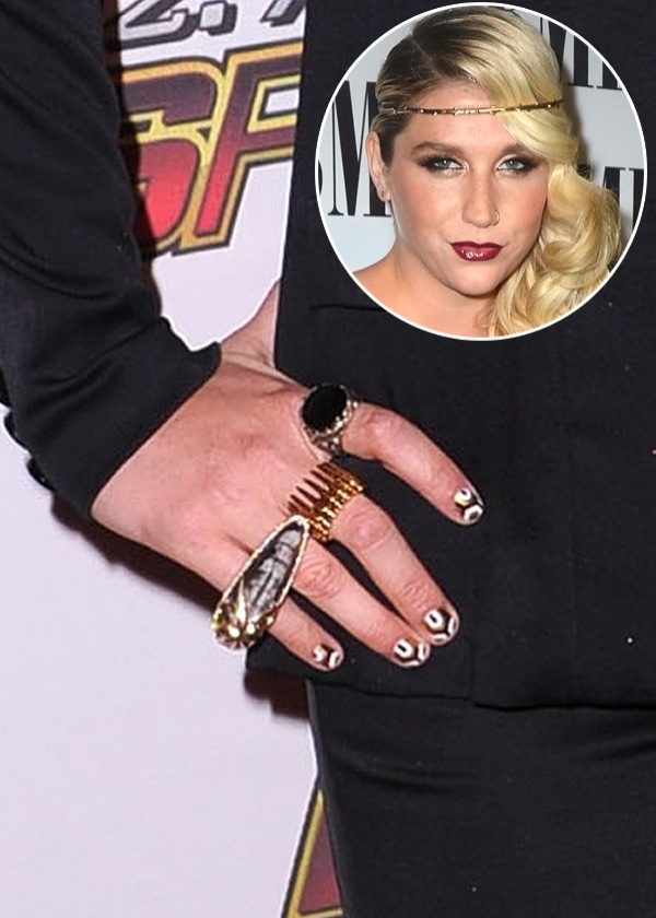 14.mai.2011 - A cantora Kesha usou as unhas curtinhas decoradas em tom de marrom e branco com desenhos étnicos para ir a uma premiação - Getty Images/Montagem UOL