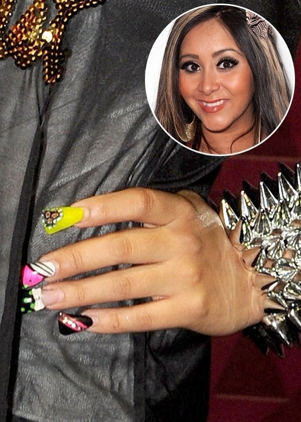 15.out.2011 - Para lançar um produto de beleza na cidade de Nashville, Nicole "Snooki" Polizzi usou suas polêmicas unhas em forma de pé-de-pato com cores, desenhos e aplicações variados - Getty Images/Montagem UOL