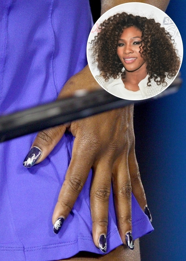 17.jan.2012 - Para jogar no Australian Open de 2012, a tenista Serena Williams usou nas unhas uma base de azul marinho sob desenhos de flores brancas - Getty Images/Montagem UOL