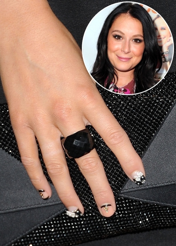 18.ago.2011 ? Em mais um momento ?unhas decoradas?, a atriz Alexa Veja usa um mix de estampas com aplicações de cristais, lacinhos e flores, tudo em tons de preto, branco e nude - Getty Images/Montagem UOL