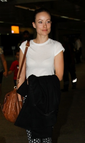 25.fev.2013 - A atriz americana Olivia Wilde desembarca no Aeroporto Internacional de Guarulhos, em São Paulo. Ela veio ao Brasil para trabalhar como garota-propaganda de uma grife
