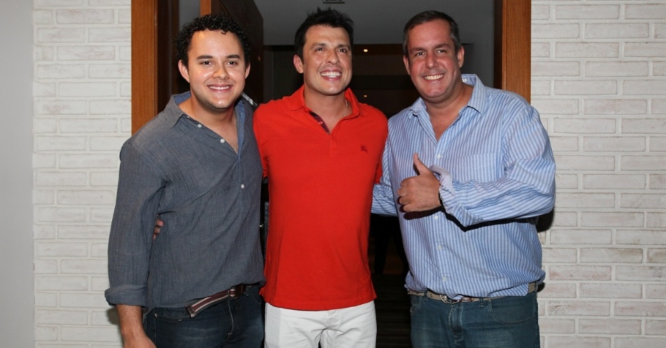 25.fev.2013 - Ceará com Gui Santana e Allan Rapp no seu aniversário de 40 anos em sua casa em São Paulo