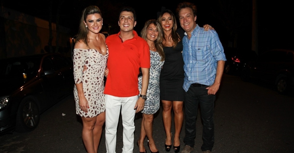 25.fev.2013 - Ceará com Mirella Santos, Anne Luyet, Sabrina Sato e Emílio Surita  no seu aniversário de 40 anos em São Paulo