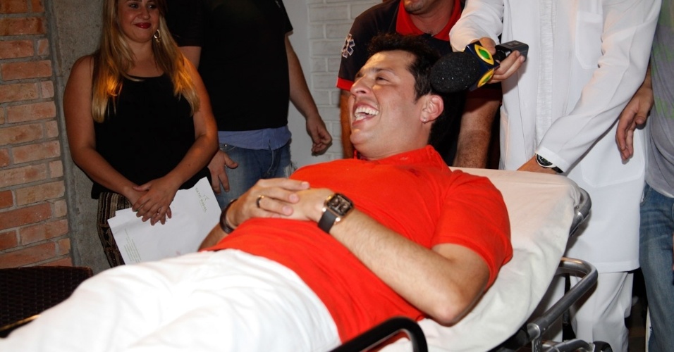 25.fev.2013 - Wellington Muniz, o Ceará do "Pânico", brinca de fazer exame de próstata em seu aniversário de 40 anos