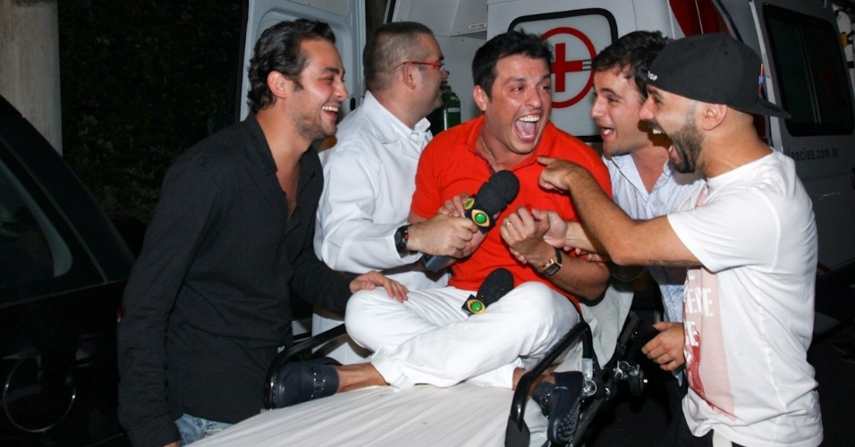 25.fev.2013 - Wellington Muniz, o Ceará do "Panico" grava com seus amigos de programa Eduardo Sterblitch, Bola, Rodrigo Scarpa e Alfinete