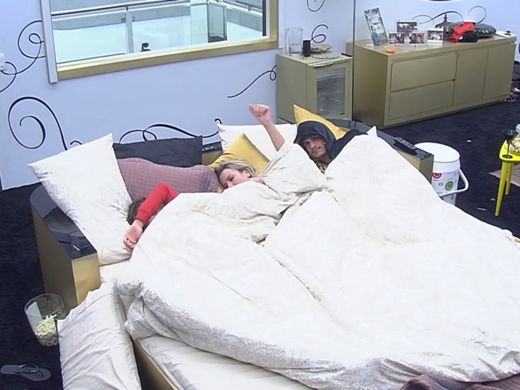 26.fev.2013 - Kamilla, Fernanda e André acordam com sinal da produção, mas continuam na cama