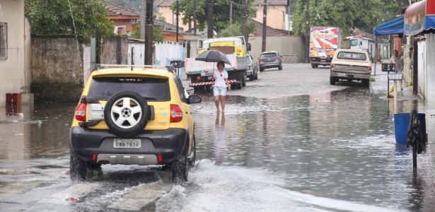 Chuvas em Cubatão (SP) na tarde desta terça-feira provocaram alagamentos em ruas da cidade - Carlos Felipe/Futura Press