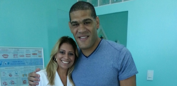 Fabi Nogueira posa em seu consultório com o lutador Antônio Pezão, um de seus pacientes mais medrosos - Arquivo pessoal