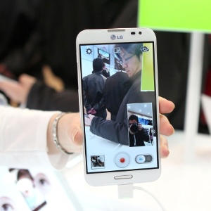 Optimus G Pro, da LG, tem câmera traseira de 13 megapixels. Ele permite gravar simultaneamente com as duas câmeras, como mostra a imagem acima - Derek Sismotto/UOL