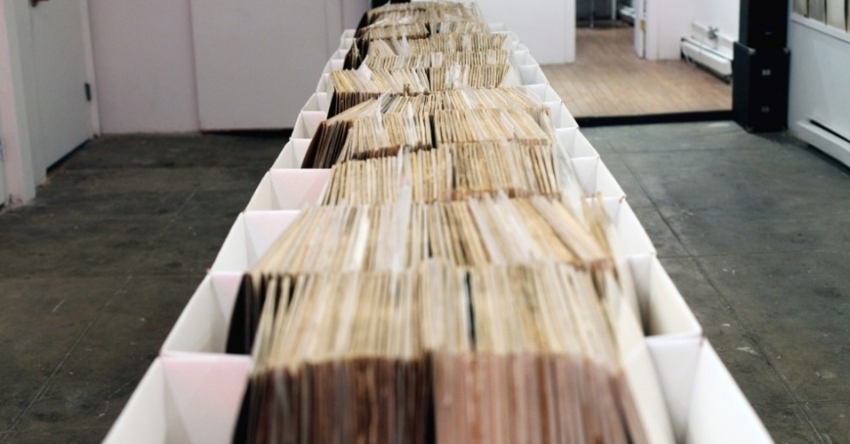 26.fev.2013 - A partir desta coleção foi criada a instalação 'We Buy White Albums' ('Nós Compramos Álbuns Brancos', em tradução livre), na Recess, um estúdio e galeria no bairro do Soho, em Nova York - Rutherford Chang, cortesia de www.recessart.org