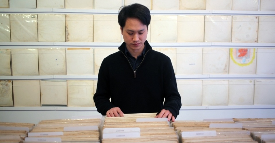 26.fev.2013 - Até o momento, Chang conseguiu juntar 650 cópias da primeira edição do "Álbum Branco" - Rutherford Chang, cortesia de www.recessart.org