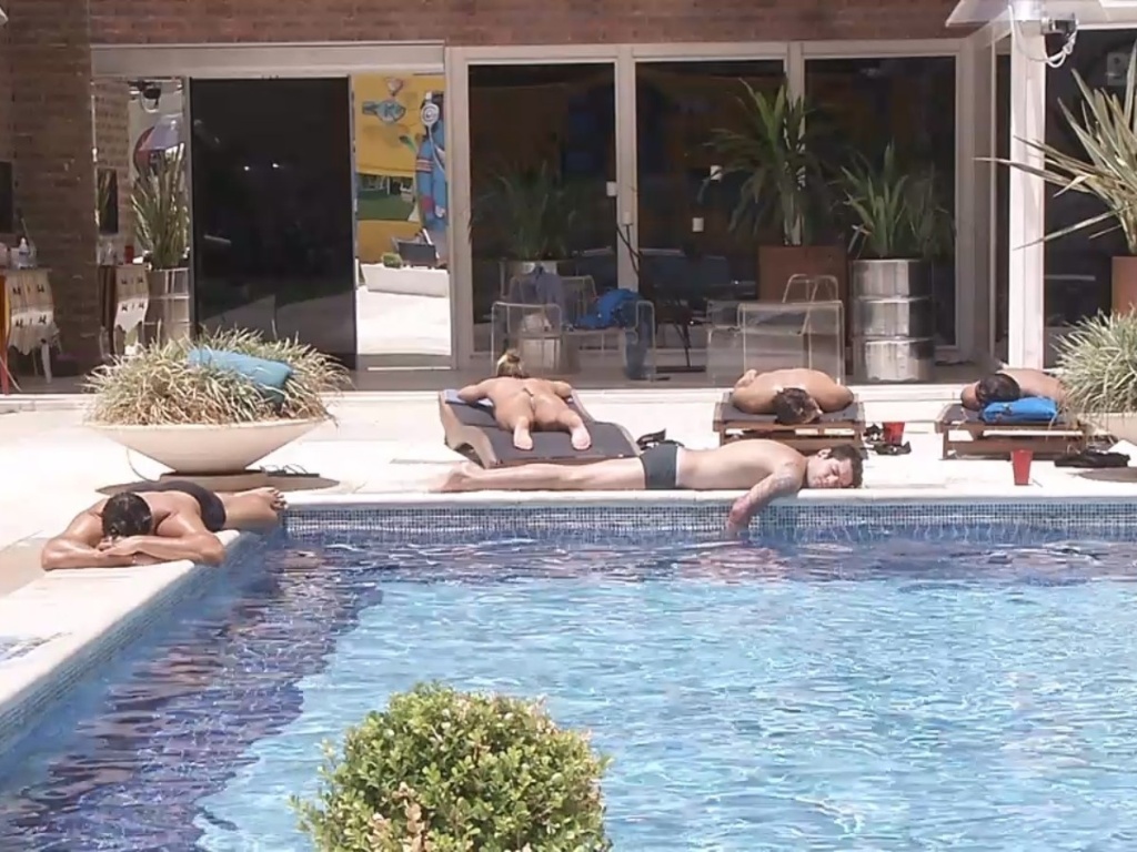 26.fev.2013 - Brothers aproveitam dia ensolarado à beira da piscina