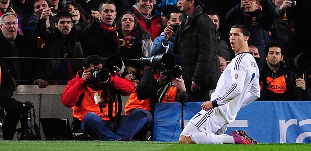 Cristiano Ronaldo se ajoelha para comemorar o primeiro de seus dois gols na partida - Manu Fernandez/AP