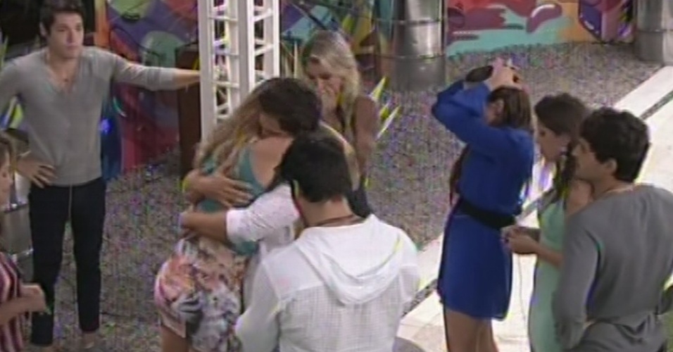 26.fev.2013 - Eliéser abraça Natália, que chorava com sua eliminação. Com 46% dos votos, brother foi o sexto eliminado do "BBB13"
