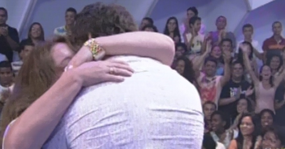 26.fev.2013 - Eliéser dá um abraço na mãe após deixar o "BBB13". Brother deixou a casa com 46% dos votos
