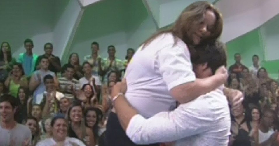 26.fev.2013 - Eliéser dá um abraço na mãe após deixar o "BBB13". Brother deixou a casa com 46% dos votos