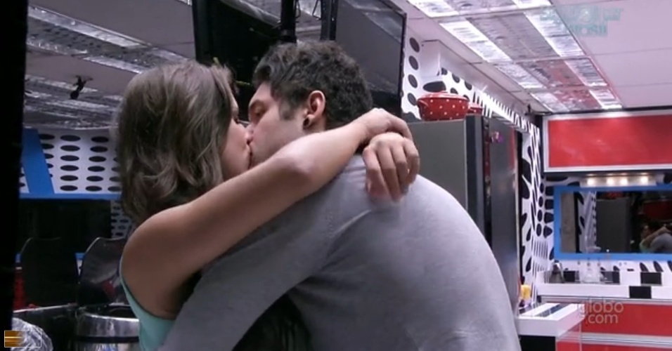 26.fev.2013 - Nasser e Andressa se beijam na cozinha e sister diz que é 