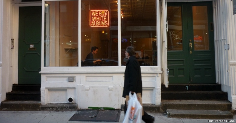 26.fev.2013 - O artista americano Rutherford Chang criou uma loja de discos que tem apenas um tipo de vinil - o "Álbum Branco" dos Beatles - Rutherford Chang, cortesia de www.recessart.org