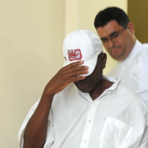 O padre Emilson Soares Corrêa, 56, esconde o rosto ao deixar uma delegacia em Niterói (RJ) hoje - Luiz Roberto Lima/Futura Press